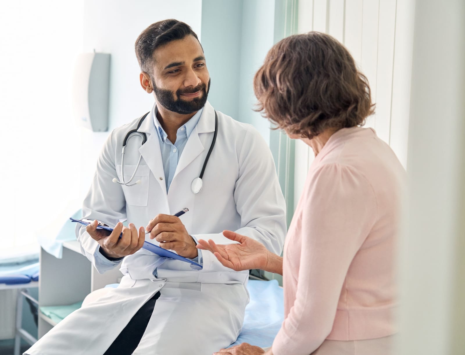 Cardiólogo de Cardio Health atendiendo a una paciente en consulta